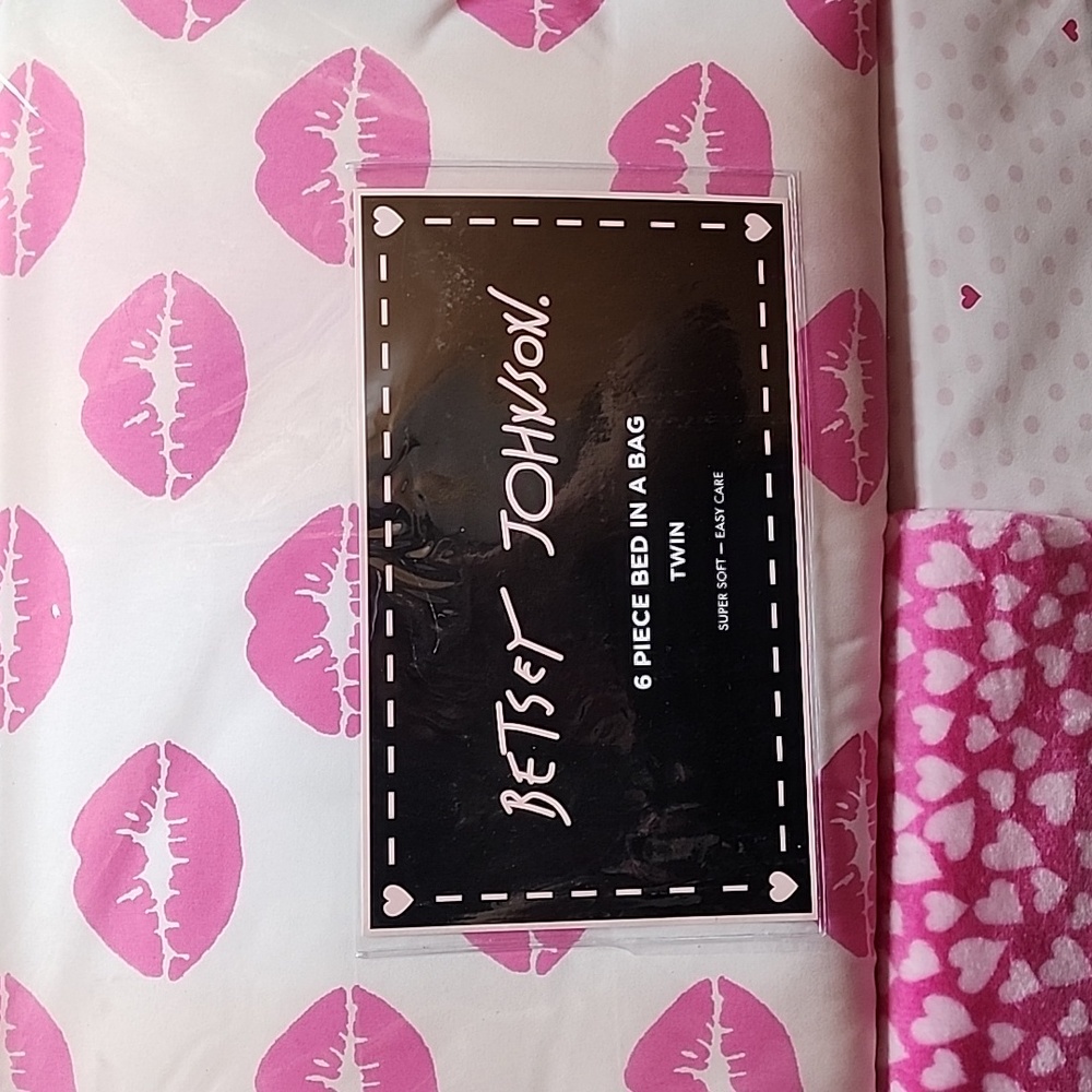 Betsey Johnson 6 Piece Bed In A Bag Pink Lip Print & Hearts Twin Bed Set NWT - Picture 3 of 16